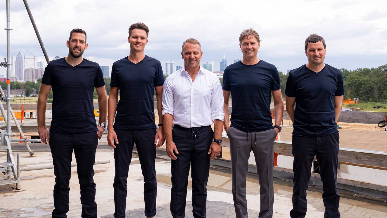 Der neue Bundestrainer Hansi Flick präsentiert seine Assistenten auf der Baustelle der Akademie in Frankfurt.
