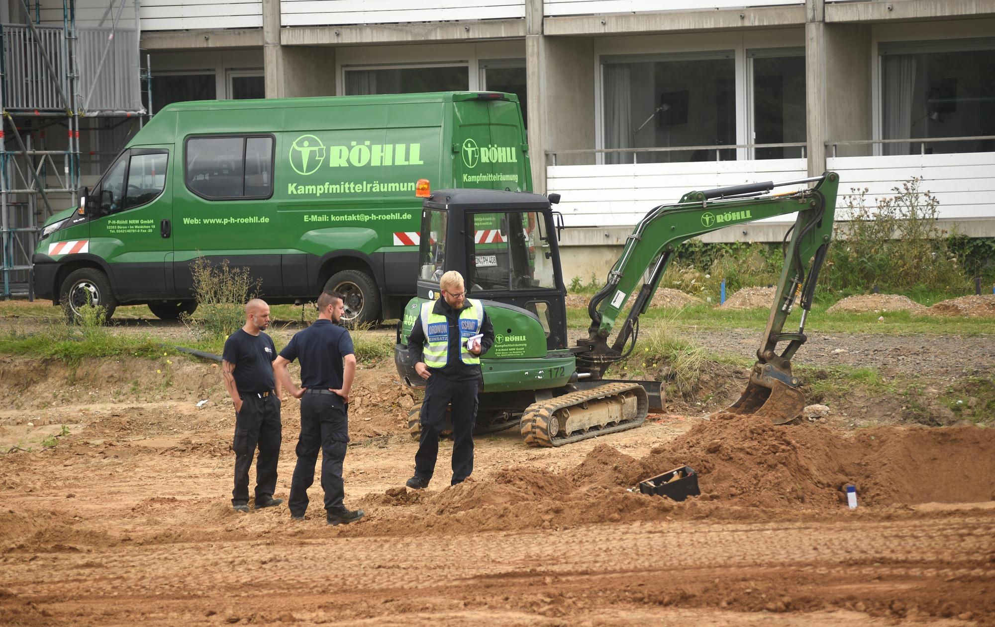 Arbeiter mit Bagger bei einem Bombenfund in Köln.