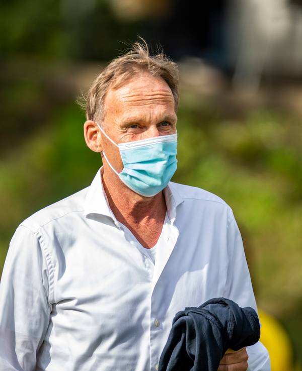 Dortmunds Geschäftsführer Hans-Joachim Watzke betritt das Waldstadion, in dem Borussia Dortmund ein Testspiel gegen den FC Gießen bestreitet.