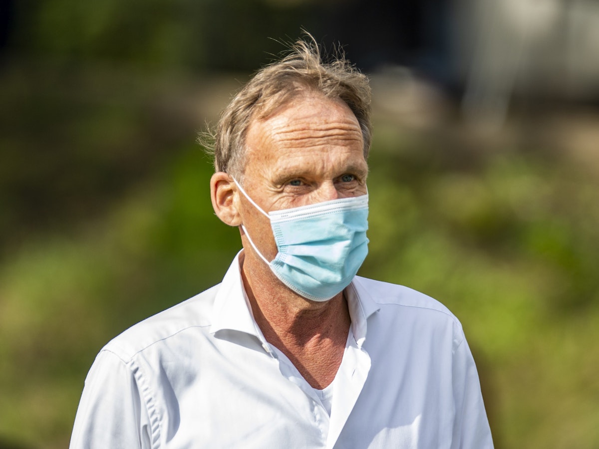 Dortmunds Geschäftsführer Hans-Joachim Watzke betritt das Waldstadion, in dem Borussia Dortmund ein Testspiel gegen den FC Gießen bestreitet.