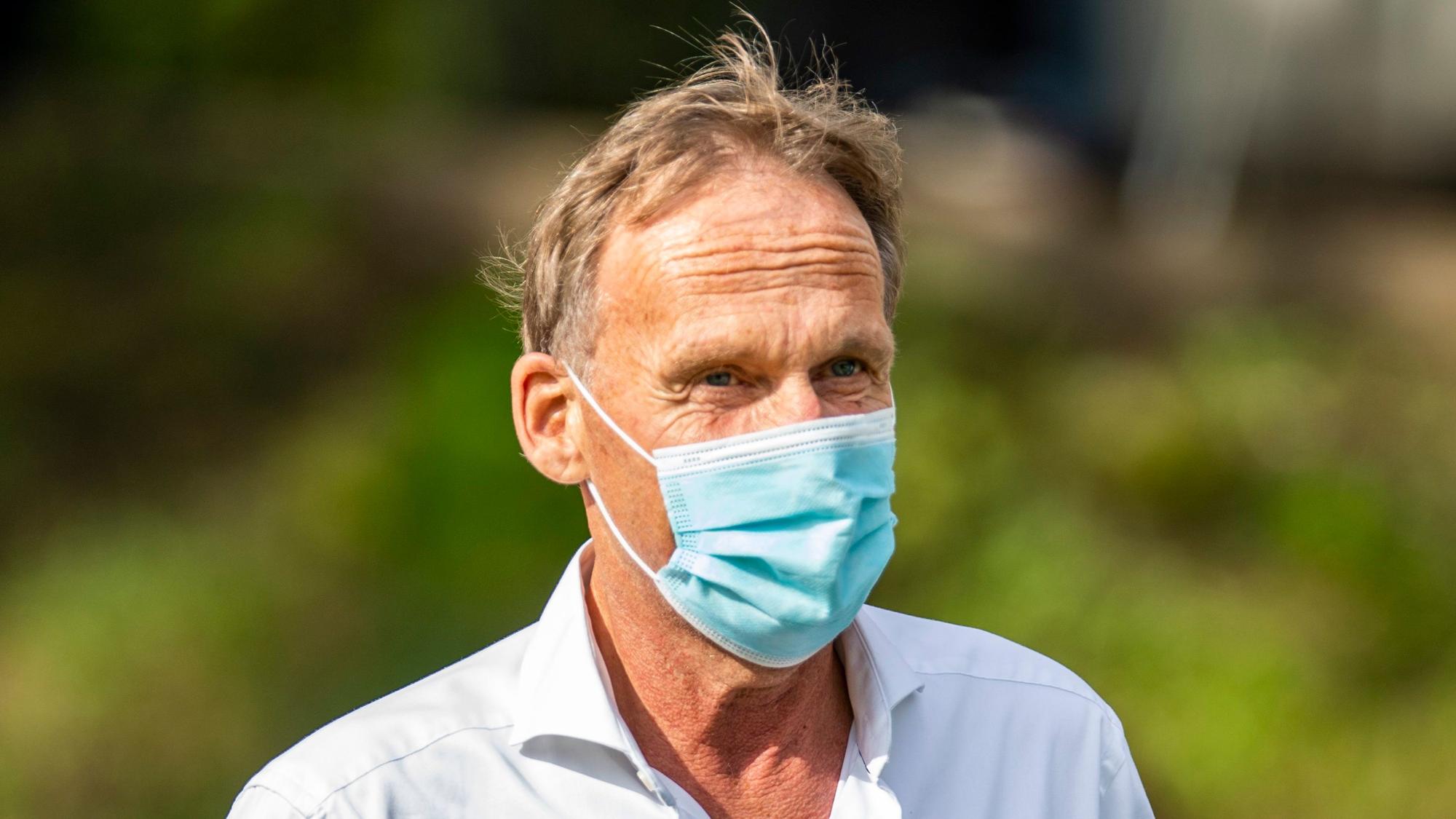 Dortmunds Geschäftsführer Hans-Joachim Watzke betritt das Waldstadion, in dem Borussia Dortmund ein Testspiel gegen den FC Gießen bestreitet.