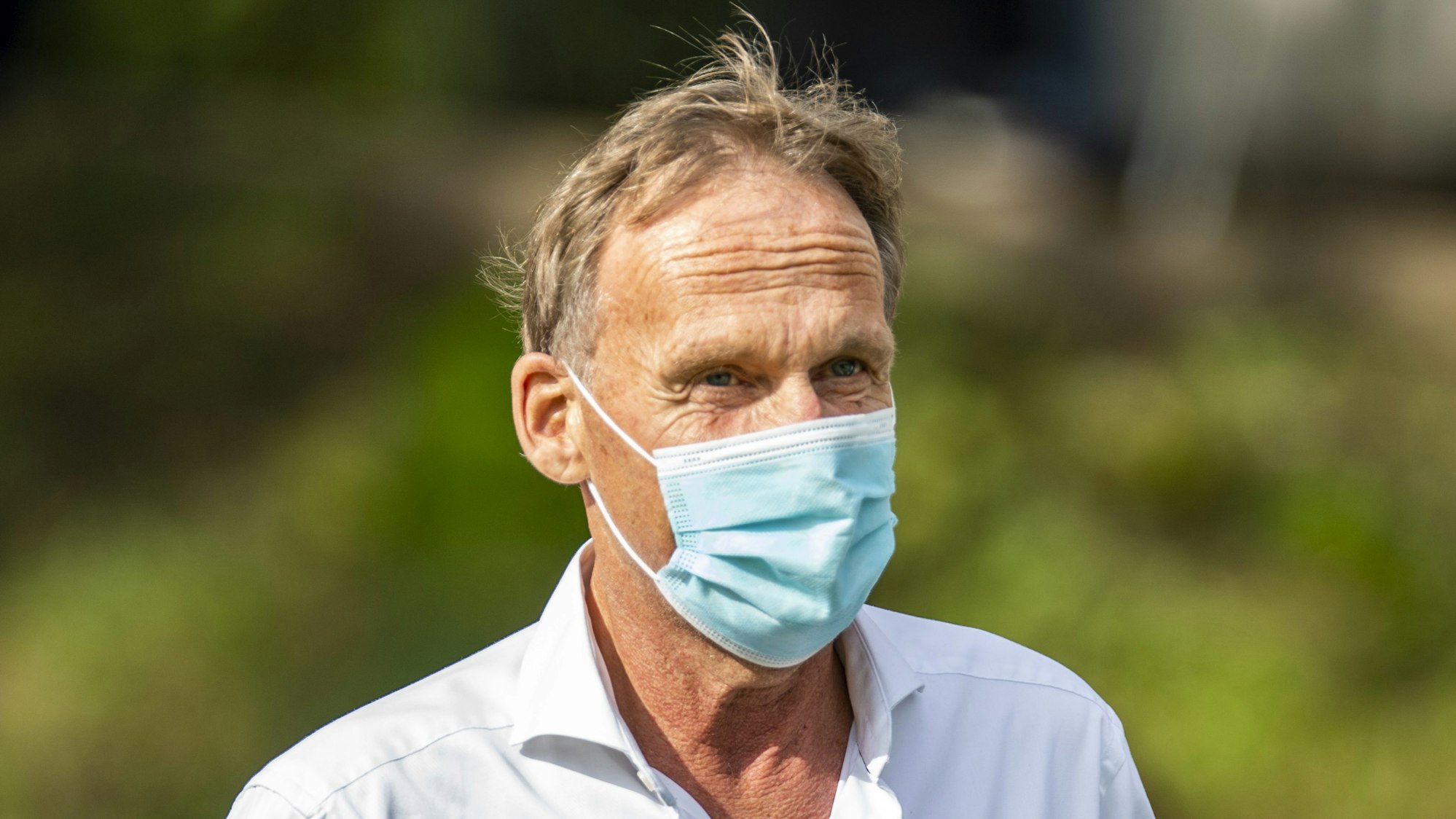 Dortmunds Geschäftsführer Hans-Joachim Watzke betritt das Waldstadion, in dem Borussia Dortmund ein Testspiel gegen den FC Gießen bestreitet.