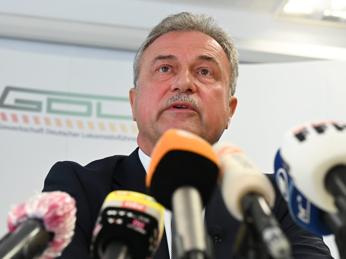 Claus Weselsky, Vorsitzender der Gewerkschaft Deutscher Lokomotivführer (GDL), spricht am 10. August 2021 auf einer Pressekonferenz in der GDL-Hauptgeschäftsstelle.