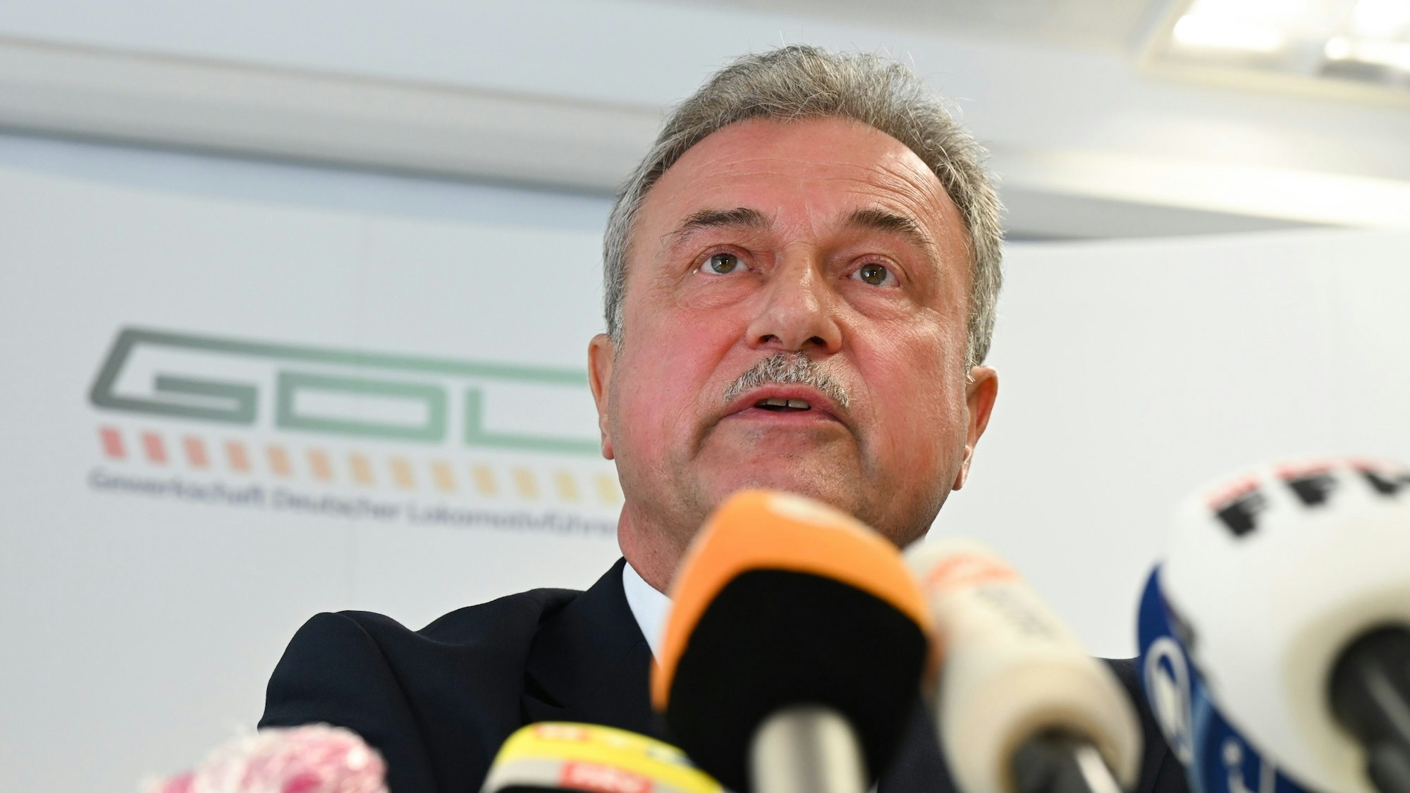 Claus Weselsky, Vorsitzender der Gewerkschaft Deutscher Lokomotivführer (GDL), spricht am 10. August 2021 auf einer Pressekonferenz in der GDL-Hauptgeschäftsstelle.
