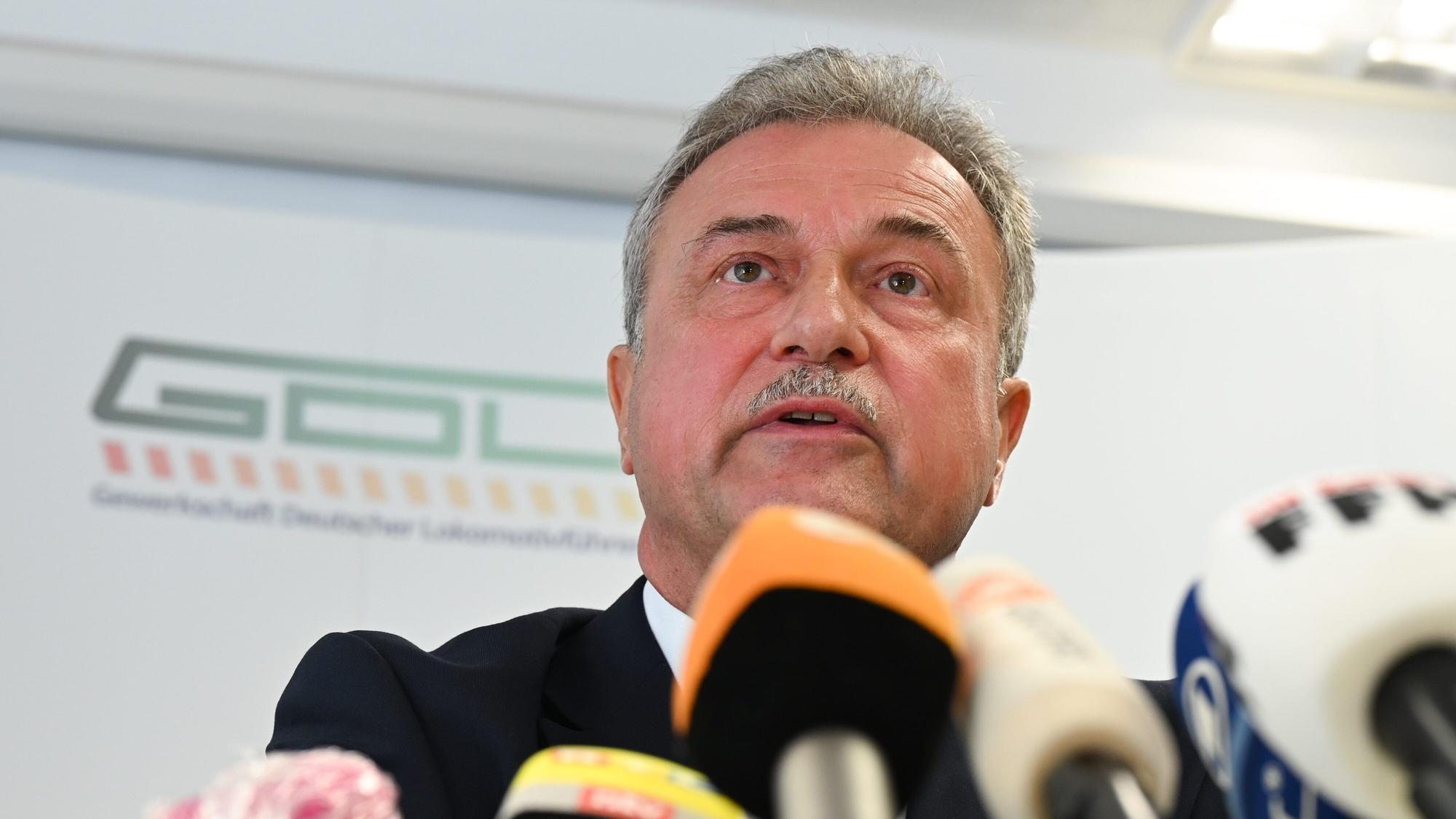 Claus Weselsky, Vorsitzender der Gewerkschaft Deutscher Lokomotivführer (GDL), spricht am 10. August 2021 auf einer Pressekonferenz in der GDL-Hauptgeschäftsstelle.