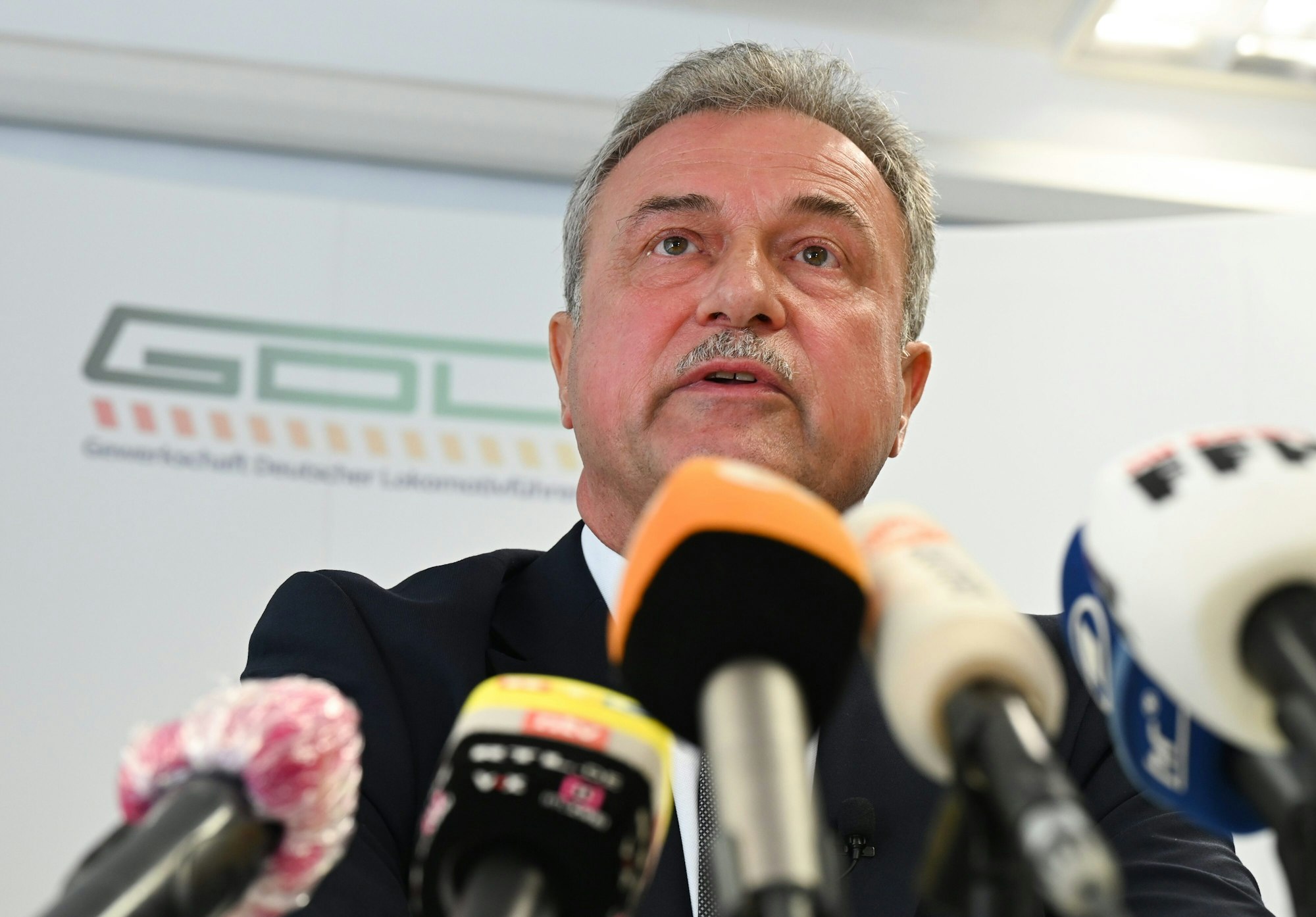 10.08.2021, Hessen, Frankfurt/Main: Claus Weselsky, Vorsitzender der Gewerkschaft Deutscher Lokomotivführer (GDL), spricht während einer Pressekonferenz in der GDL-Hauptgeschäftsstelle.