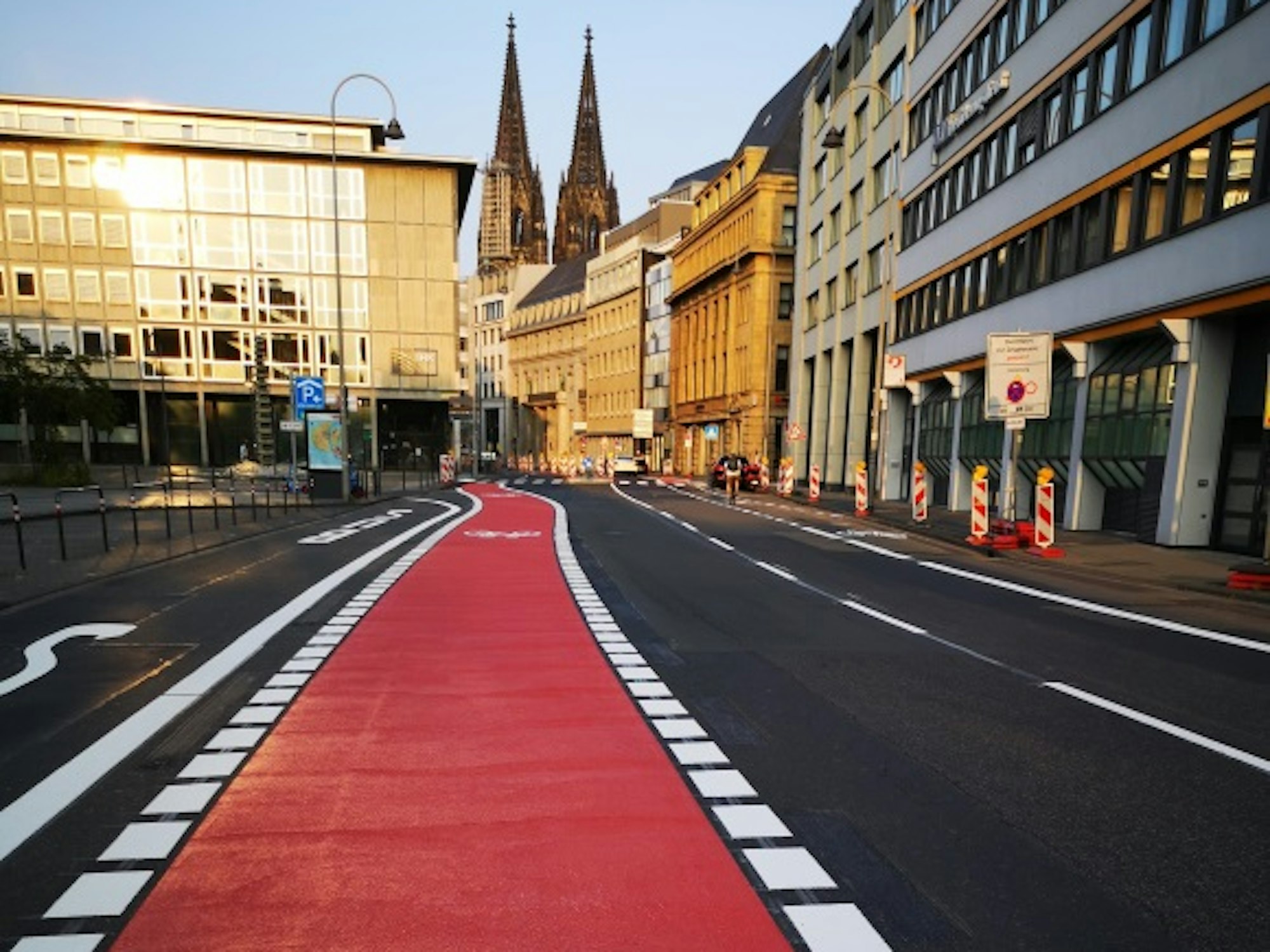 Radstreifen auf der Gereonstraße mit Kölner Dom im Hintergrund