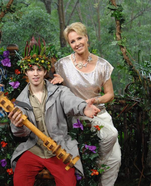 HANDOUT - Die Moderatoren Sonja Zietlow und Daniel Hartwich (l) posieren am 26.01.2013 im australischen Dschungel mit Joey Heindle, dem Sieger der siebten Staffel der RTL-Show ´Ich bin ein Star - Holt mich hier raus!». Foto: RTL/Stefan Menne (zu dpa 0022 vom 27.01.2013 - ACHTUNG: Nur zur redaktionellen Verwendung im Zusammenhang mit der Berichterstattung über die genannte Sendung und bei vollständiger Nennung der Quelle Foto: RTL/Stefan Menne) ++ +++ dpa-Bildfunk +++; dpa