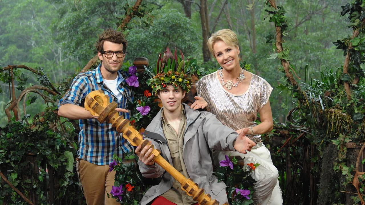 HANDOUT - Die Moderatoren Sonja Zietlow und Daniel Hartwich (l) posieren am 26.01.2013 im australischen Dschungel mit Joey Heindle, dem Sieger der siebten Staffel der RTL-Show ´Ich bin ein Star - Holt mich hier raus!». Foto: RTL/Stefan Menne (zu dpa 0022 vom 27.01.2013 - ACHTUNG: Nur zur redaktionellen Verwendung im Zusammenhang mit der Berichterstattung über die genannte Sendung und bei vollständiger Nennung der Quelle Foto: RTL/Stefan Menne) ++ +++ dpa-Bildfunk +++; dpa