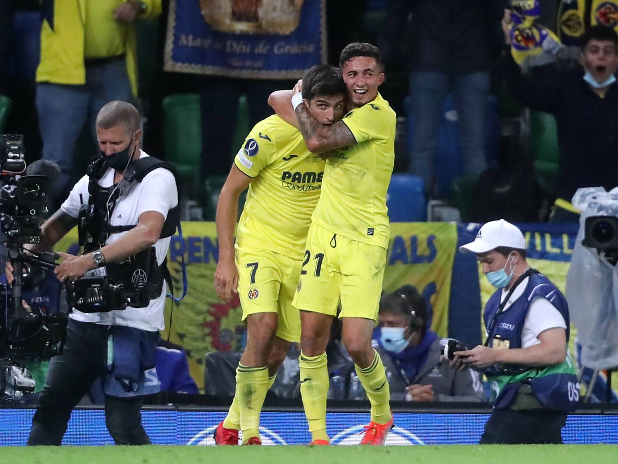 Villareals Gerard Moreno bejubelt seinen Treffer zum 1:1 im Supercup gegen den FC Chelsea mit Teamkollege Yeremi Pino.