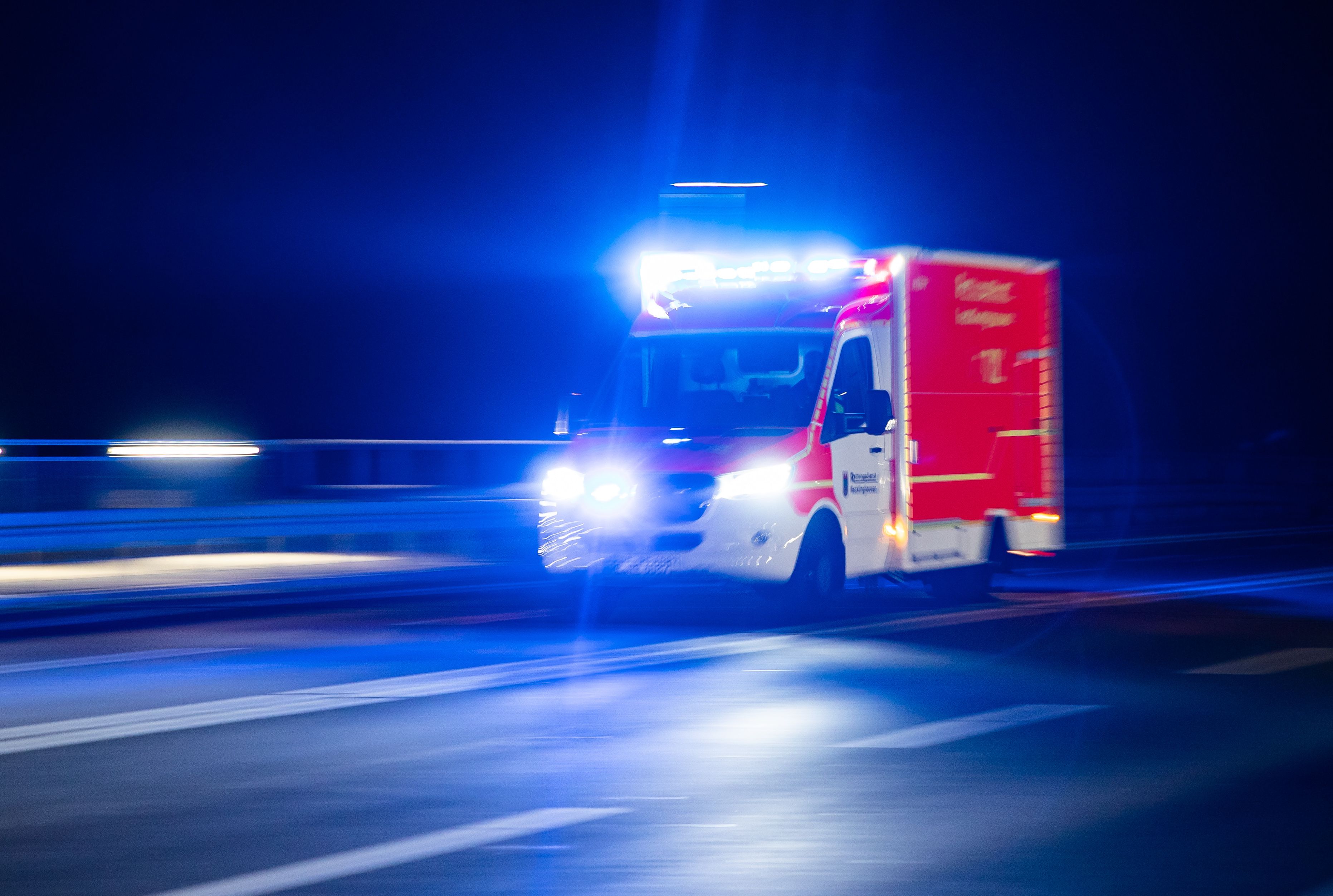Der 19-Jährige Fahrer wurde von Anwohnern in Velbert aus dem brennenden Wagen gerettet. Das Symbolfoto zeigt ein Feuerwehrfahrzeug im Einsatz.