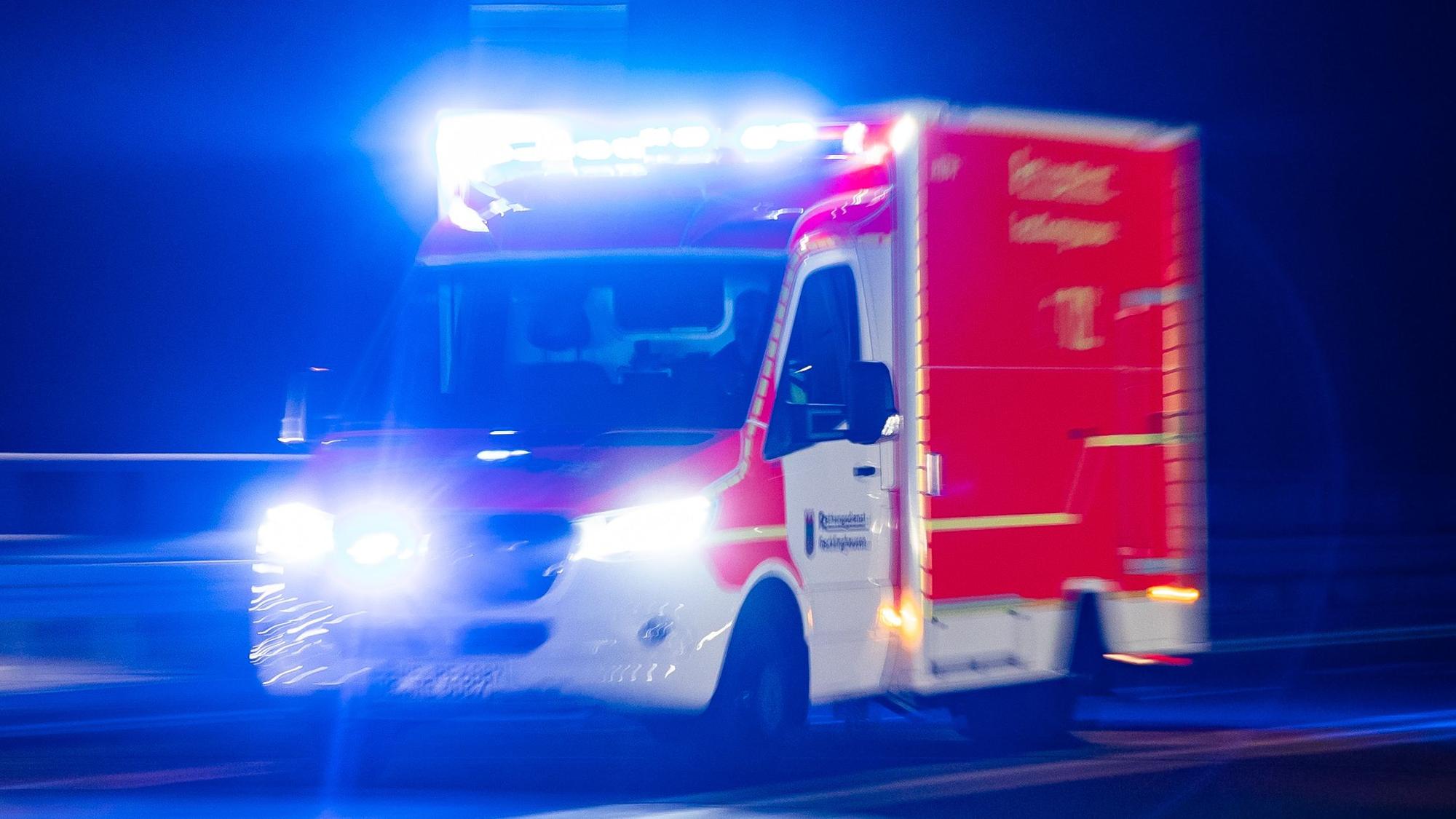 Der 19-Jährige Fahrer wurde von Anwohnern in Velbert aus dem brennenden Wagen gerettet. Das Symbolfoto zeigt ein Feuerwehrfahrzeug im Einsatz.