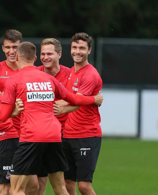 Mark Uth, Salih Özcan, Dejan Ljubicic, Tim Lemperle, Benno Schmitz, Jonas Hector (1. FC Köln) lachen beim Training.