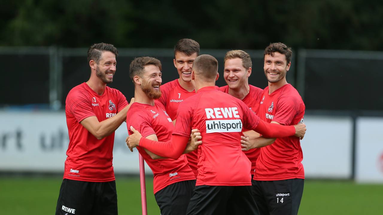 Mark Uth, Salih Özcan, Dejan Ljubicic, Tim Lemperle, Benno Schmitz, Jonas Hector (1. FC Köln) lachen beim Training.
