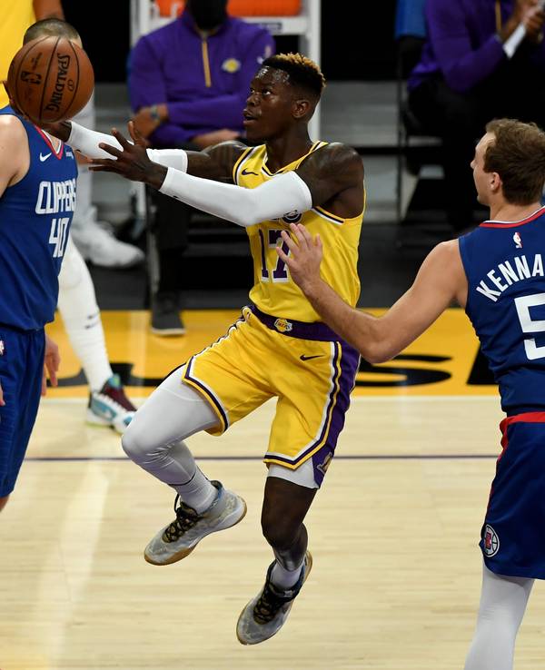 Dennis Schröder von den Los Angeles Lakers zieht im NBA-Spiel gegen Luke Kennard von den Los Angeles Clippers zum Korb.