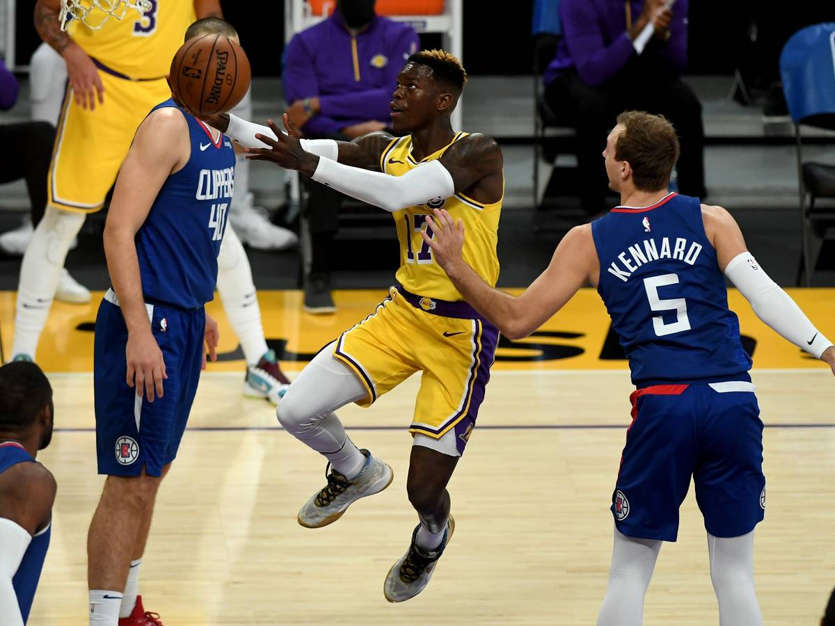 Dennis Schröder von den Los Angeles Lakers zieht im NBA-Spiel gegen Luke Kennard von den Los Angeles Clippers zum Korb.