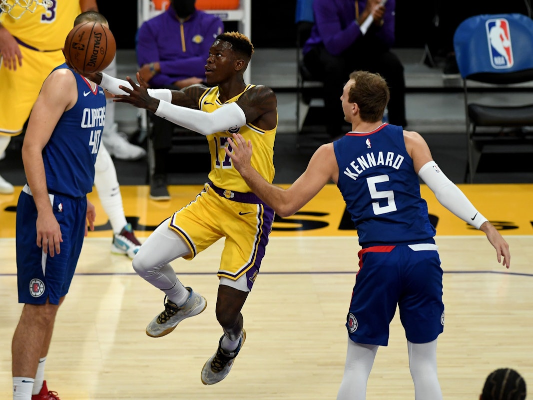 Dennis Schröder von den Los Angeles Lakers zieht im NBA-Spiel gegen Luke Kennard von den Los Angeles Clippers zum Korb.