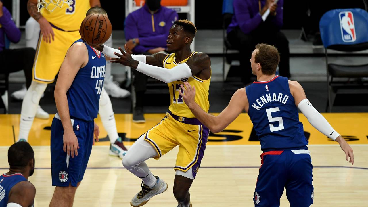 Dennis Schröder von den Los Angeles Lakers zieht im NBA-Spiel gegen Luke Kennard von den Los Angeles Clippers zum Korb.
