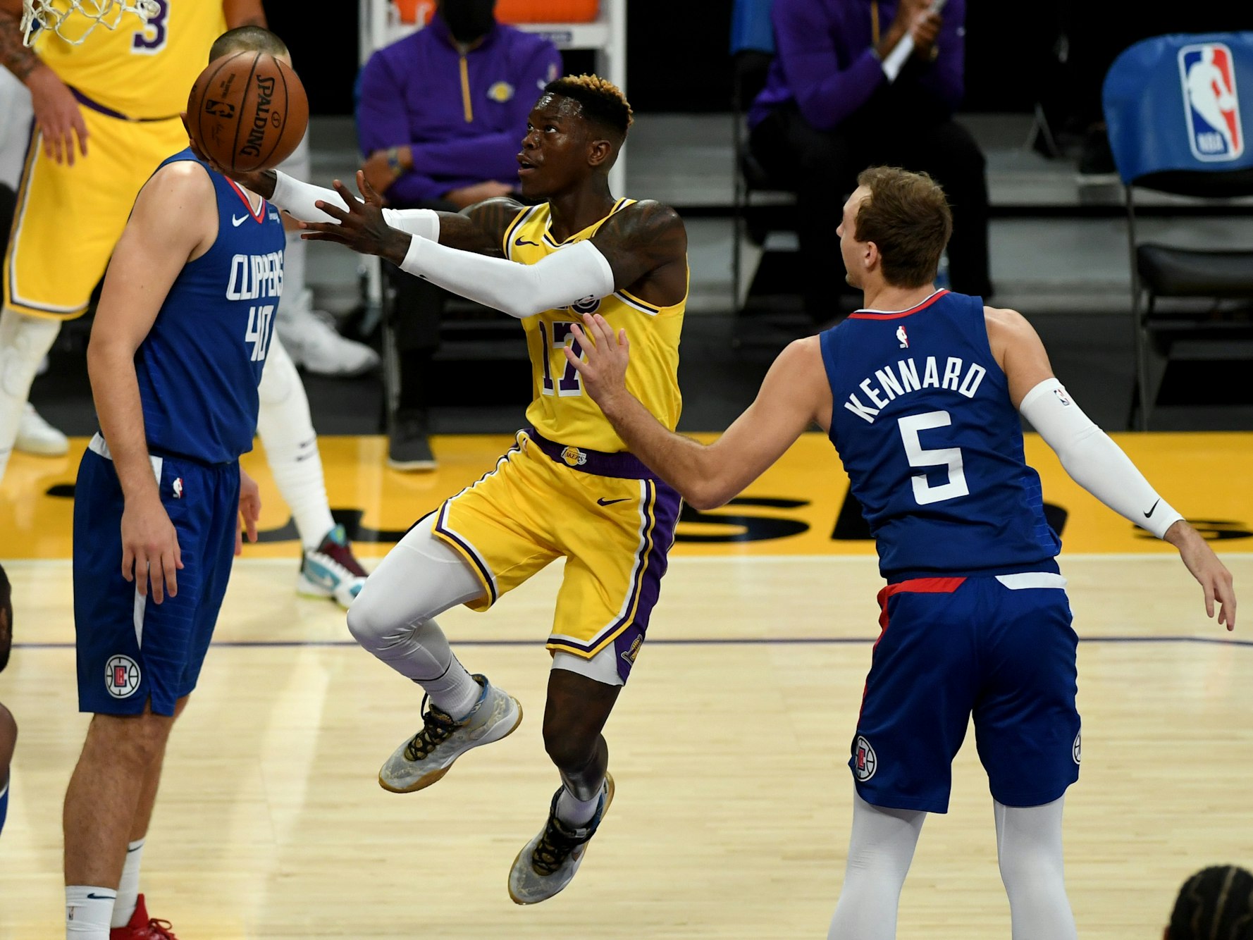 Dennis Schröder von den Los Angeles Lakers zieht im NBA-Spiel gegen Luke Kennard von den Los Angeles Clippers zum Korb.