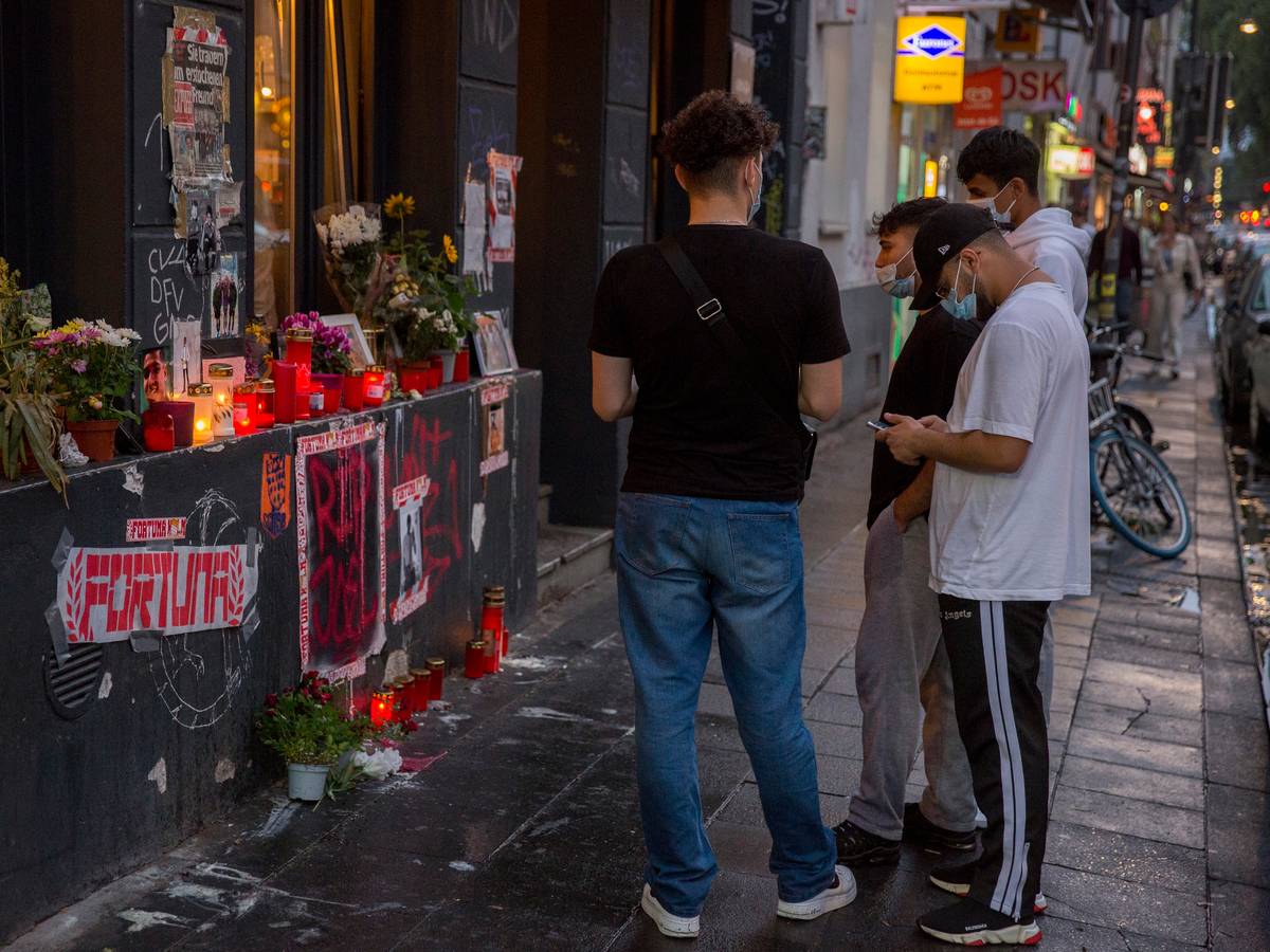 Menschen trauern am Tatort an der Zülpicher Straße um den 18-jährigen Toten. Foto von Michael Bause, honorarfrei
