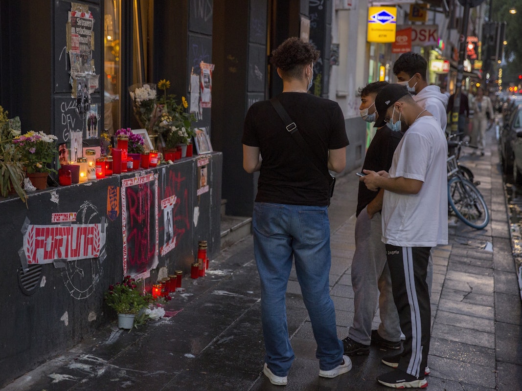 Menschen trauern am Tatort an der Zülpicher Straße um den 18-jährigen Toten. Foto von Michael Bause, honorarfrei