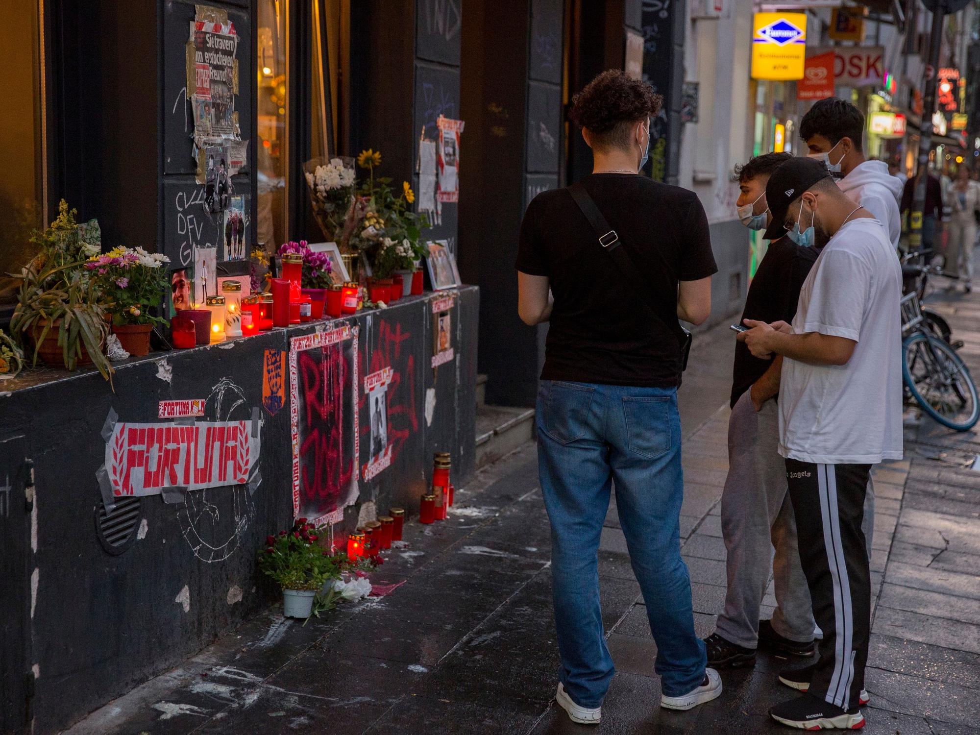 Menschen trauern am Tatort an der Zülpicher Straße um den 18-jährigen Toten. Foto von Michael Bause, honorarfrei
