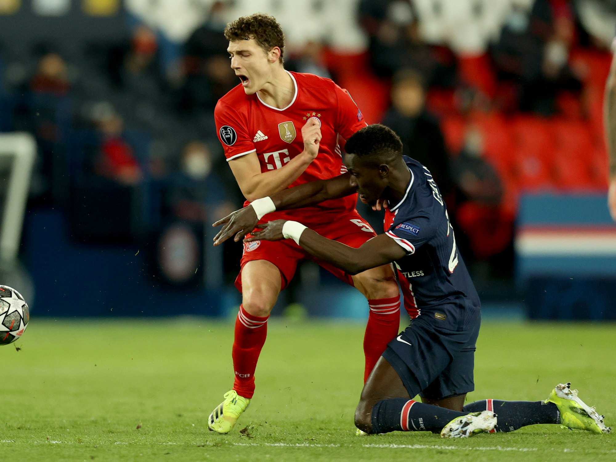 Münchens Benjamin Pavard und Idrissa Gueye von Paris kämpfen um den Ball.