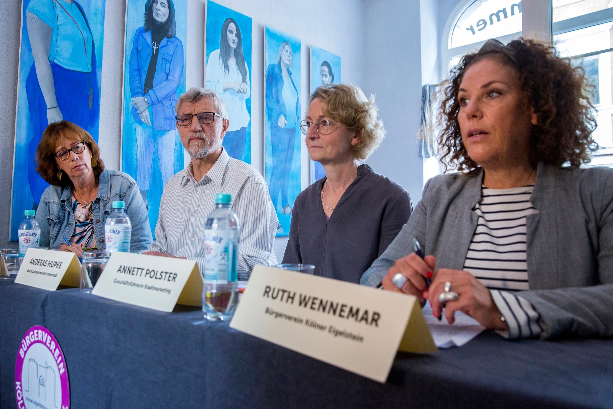Alice Baker, Andreas Hupke, Annett Polster und Ruth Wennemar (v. l.) sitzen am Pressetisch.