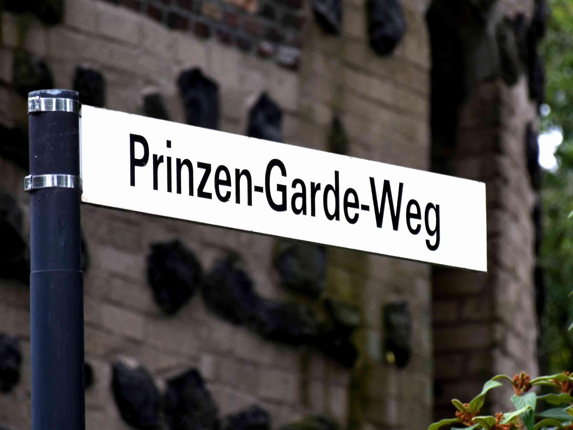 Neues Straßenschild in Köln ist der Prinzen-Garde-Weg 1