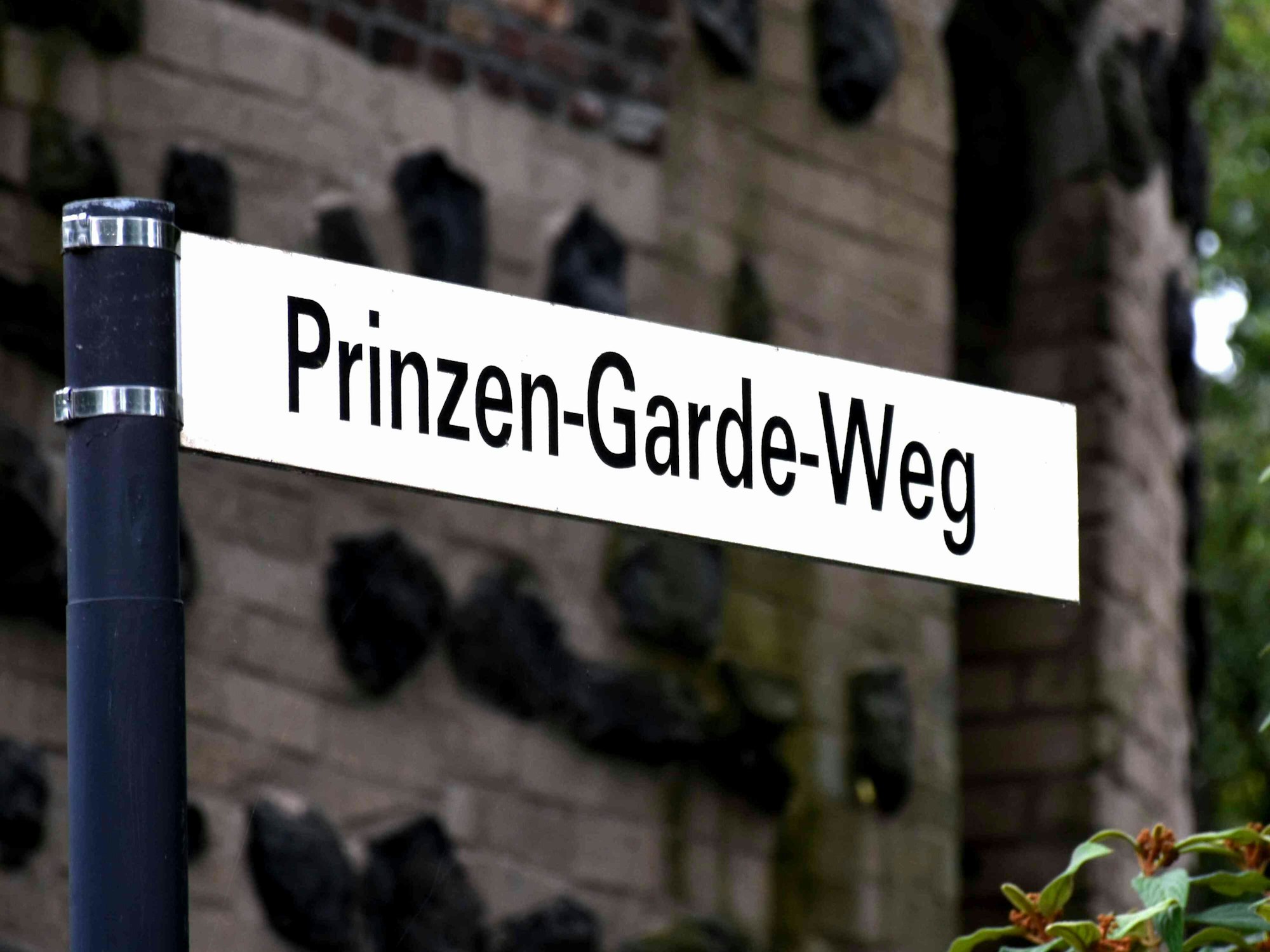 Neues Straßenschild in Köln ist der Prinzen-Garde-Weg 1