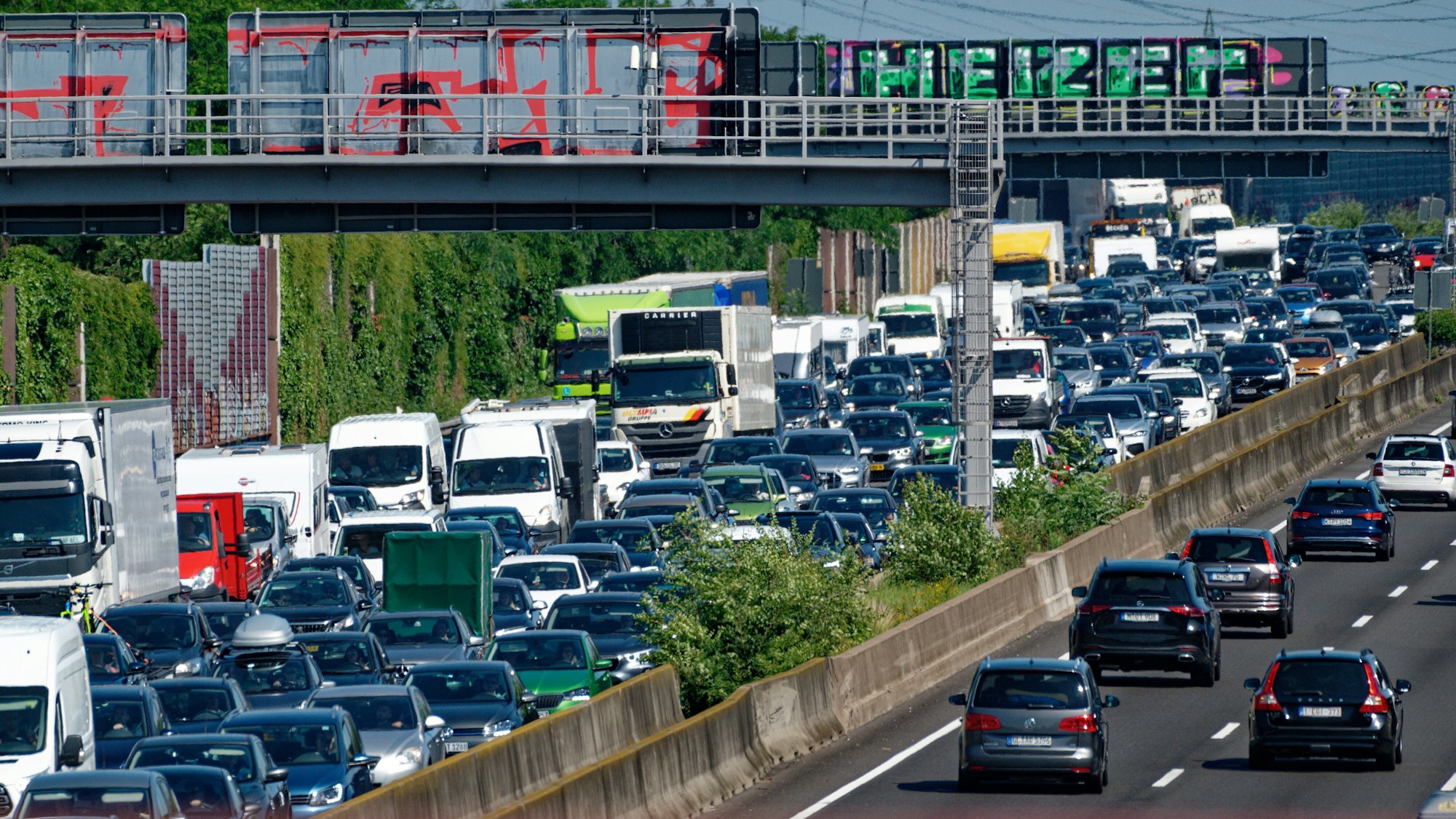 Viele Autos stehen im Stau auf der A3 bei Köln.