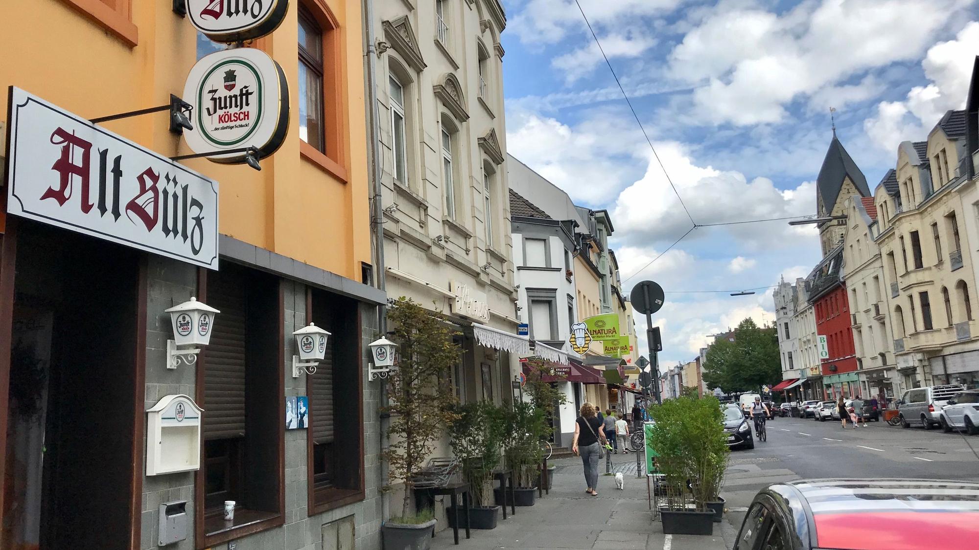 Die Kneipe „Alt Sülz“ auf der Berrenrather Straße in Köln.