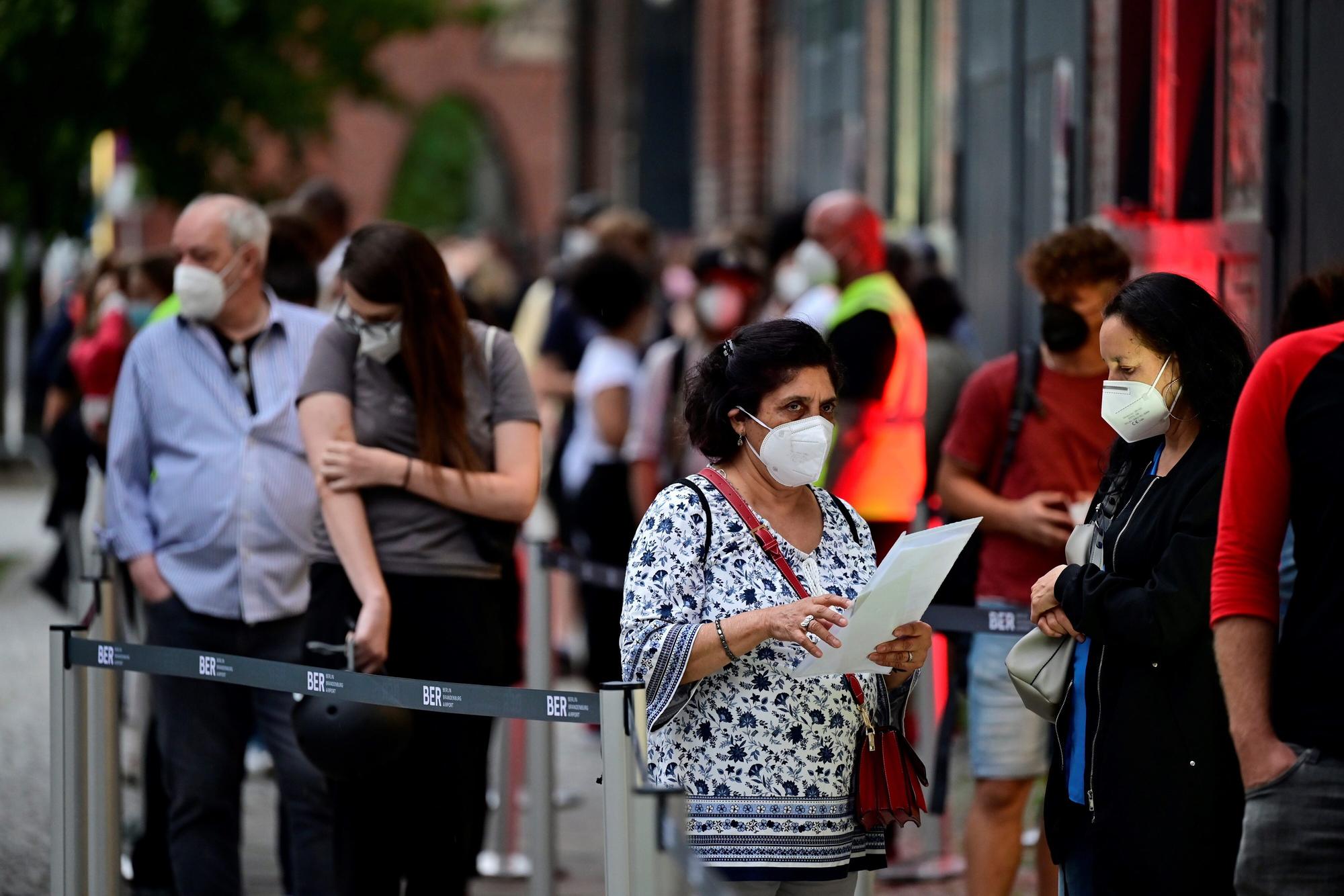 Coronavirus breitet sich aus: Fast 5000 Neuinfektionen meldet das RKI jetzt. Unser Archivbild wurde im August 2021 in Berlin gemacht.