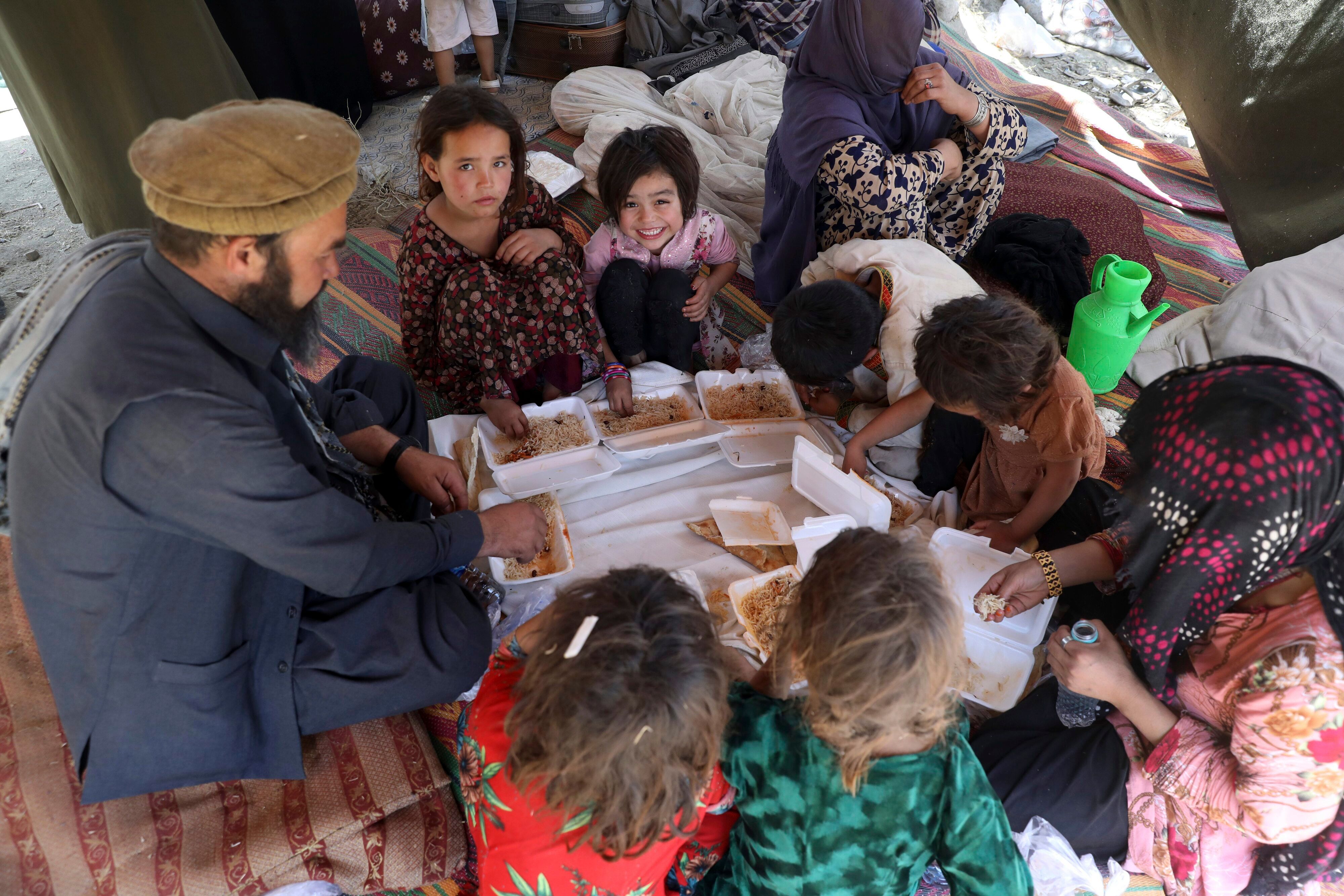Konflikt in Afghanistan: Wegen der dramatischen Verschlechterung der Sicherheitslage schiebt Deutschland vorerst keine abgelehnten Asylbewerber mehr dorthin ab. Unser Bild zeigt eine Familie in Kabul im August 2021.