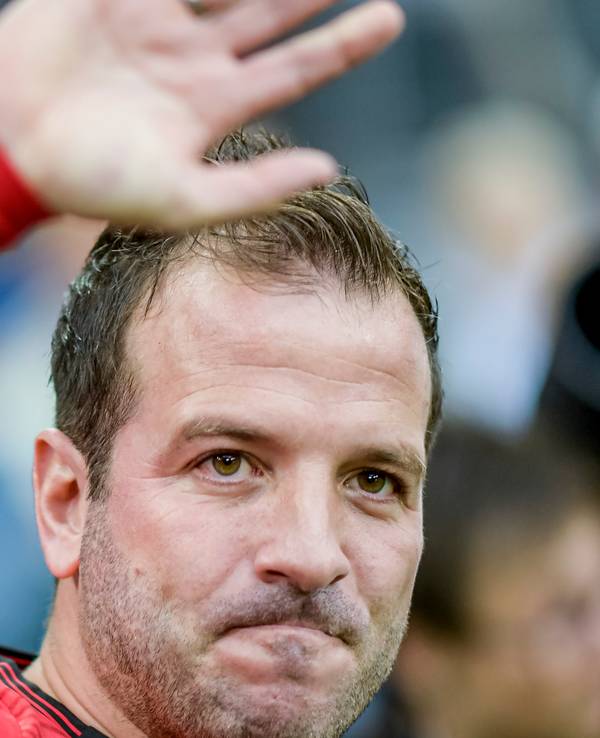 Rafael van der Vaart, ehemaliger HSV-Profi, winkt bei seinem Abschiedsspiel dem Publikum zu.