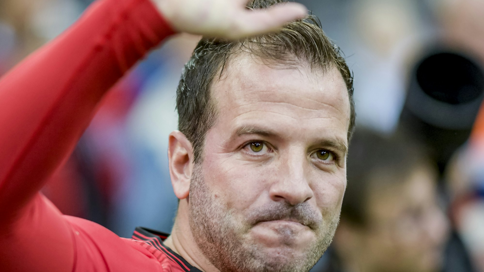 Rafael van der Vaart, ehemaliger HSV-Profi, winkt bei seinem Abschiedsspiel dem Publikum zu.