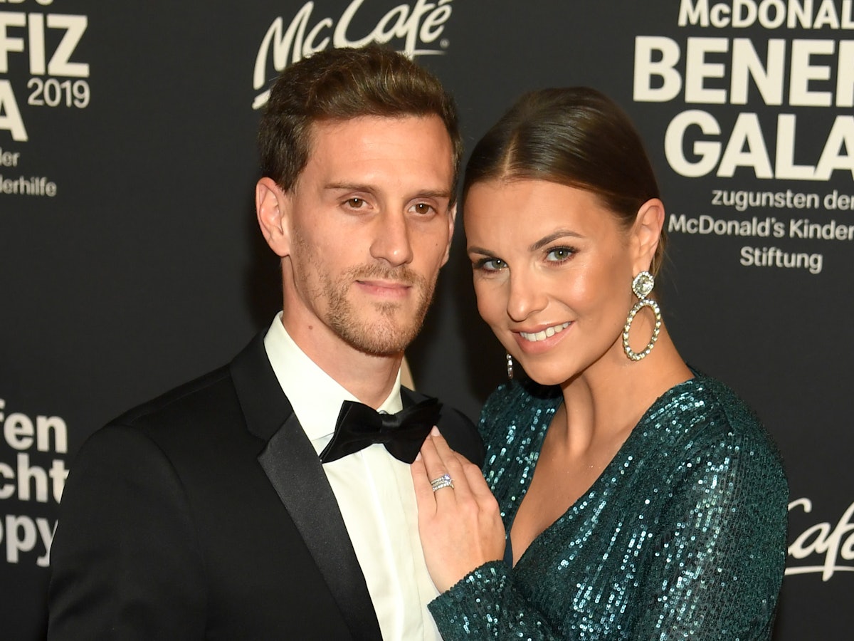 Laura Wontorra und Simon Zoller posieren für die Kameras.