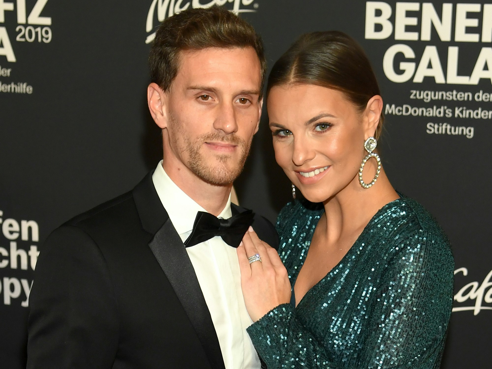 Laura Wontorra und Simon Zoller posieren für die Kameras.