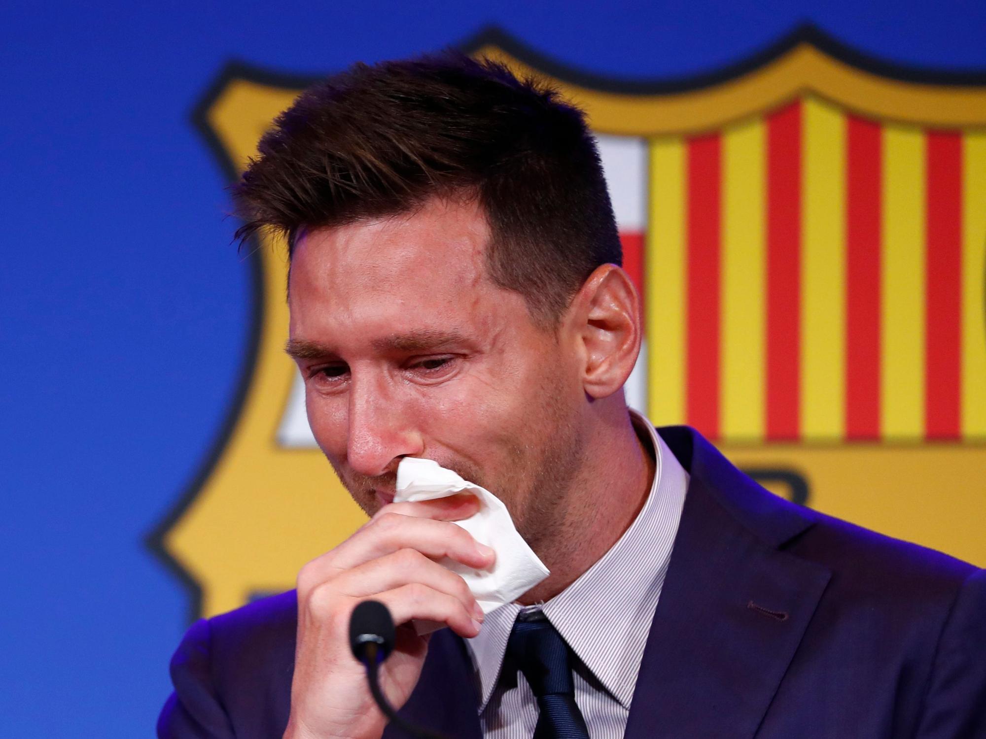 Lionel Messi weint bei seiner Abschieds-PK beim FC Barcelona.