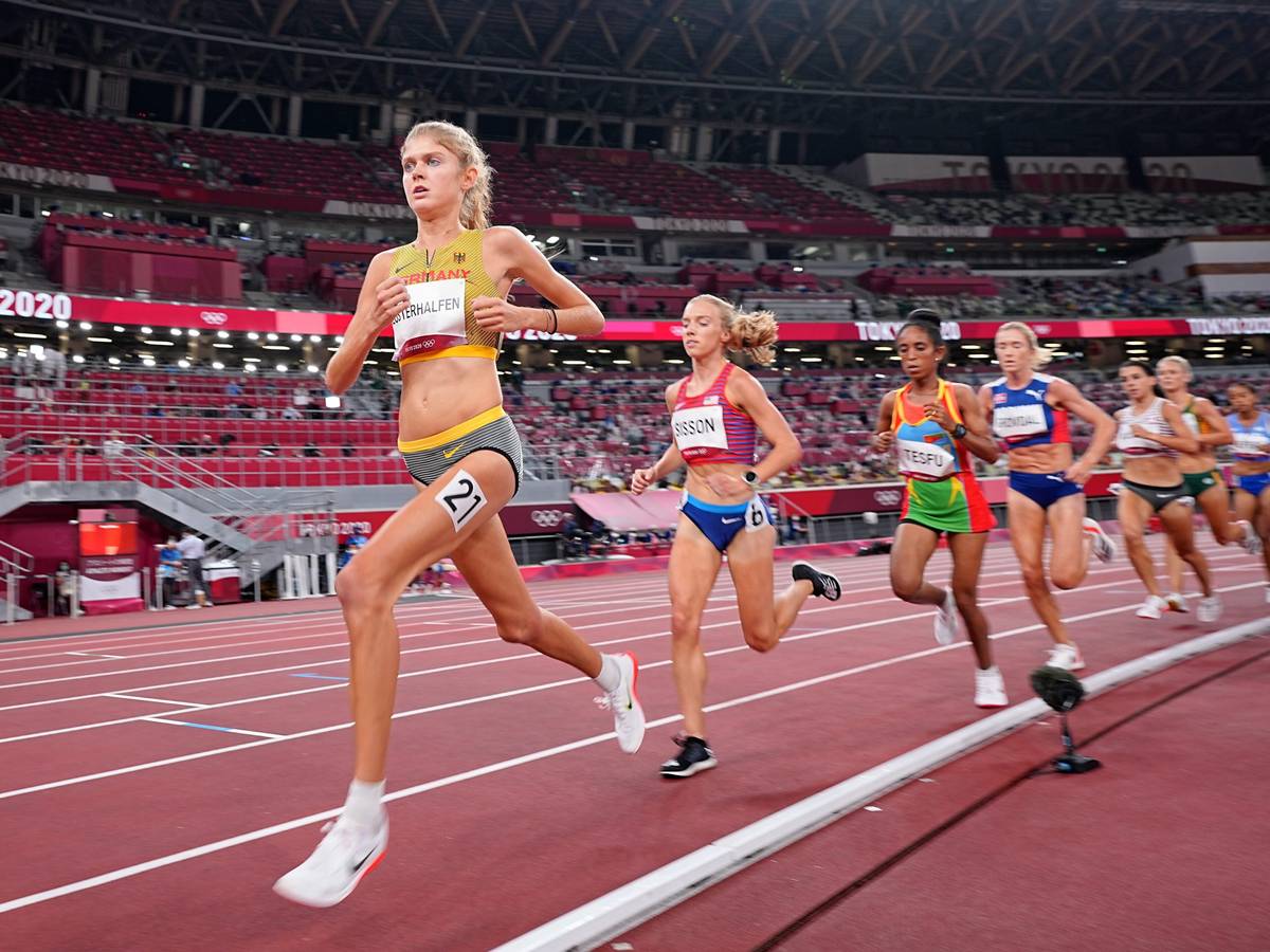 Konstanze Klosterhalfen (l) aus Deutschland in Aktion vor Emily Sisson (2.v.l.) aus den USA.