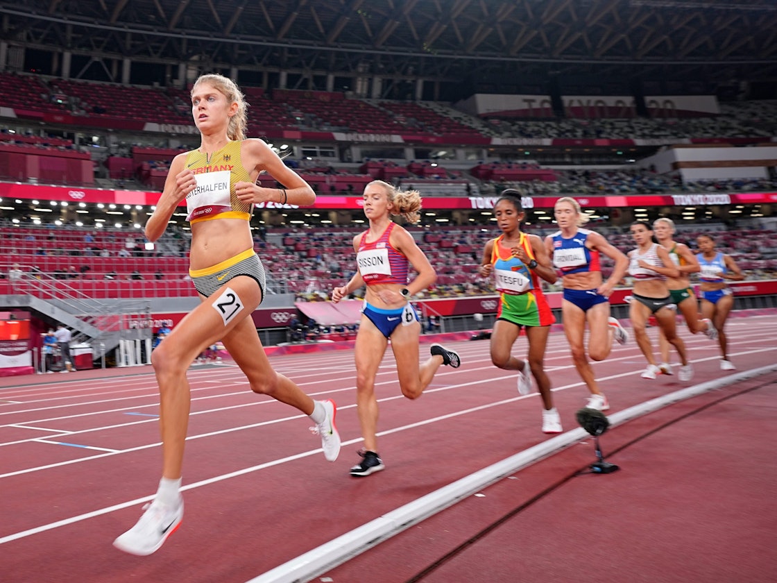 Konstanze Klosterhalfen (l) aus Deutschland in Aktion vor Emily Sisson (2.v.l.) aus den USA.