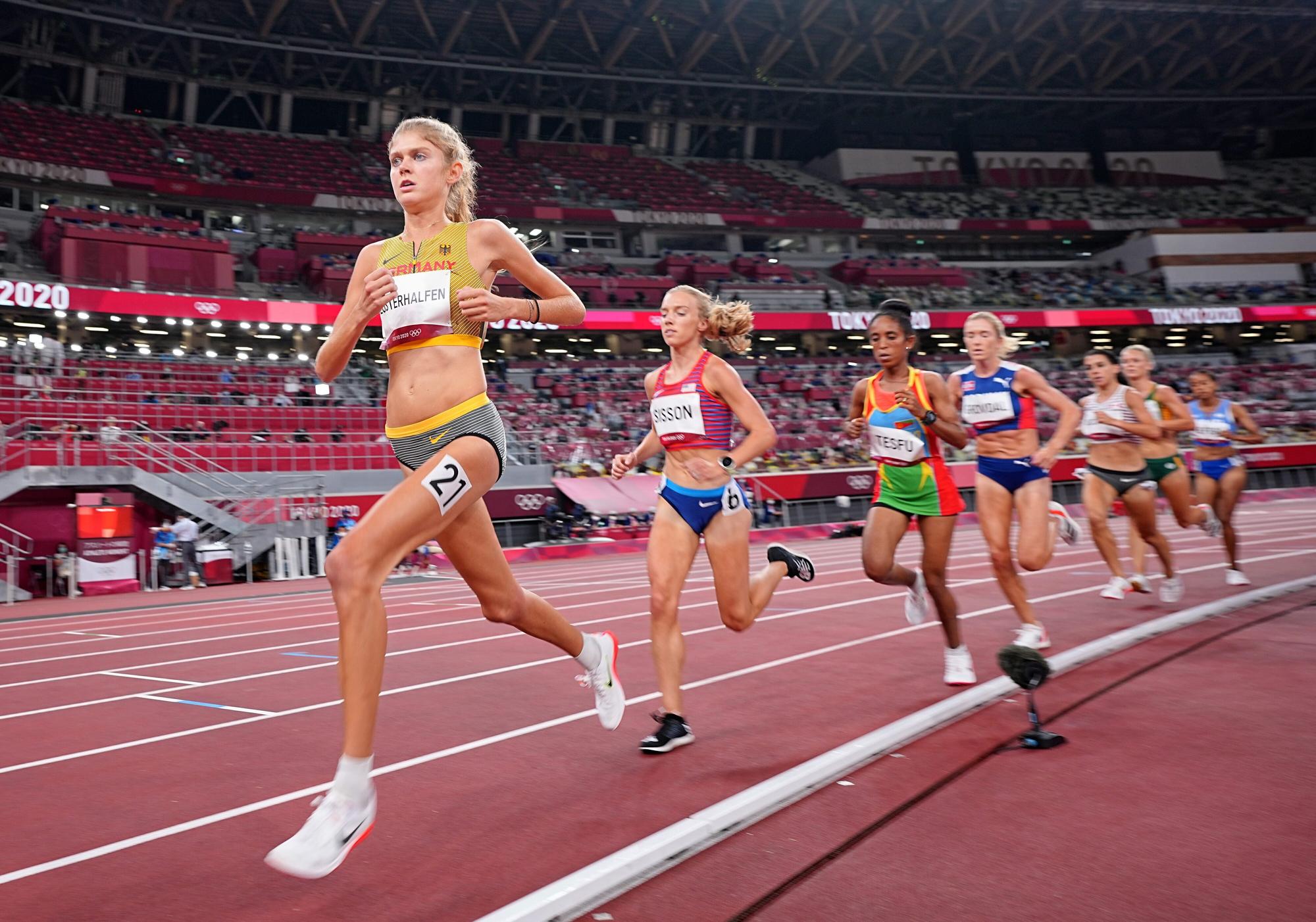 Konstanze Klosterhalfen (l) aus Deutschland in Aktion vor Emily Sisson (2.v.l.) aus den USA.