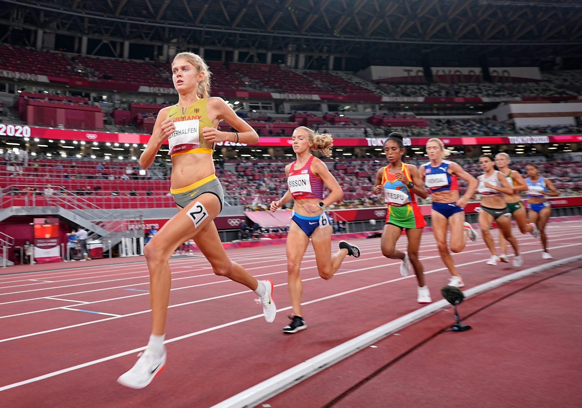 Konstanze Klosterhalfen (l) aus Deutschland in Aktion vor Emily Sisson (2.v.l.) aus den USA.