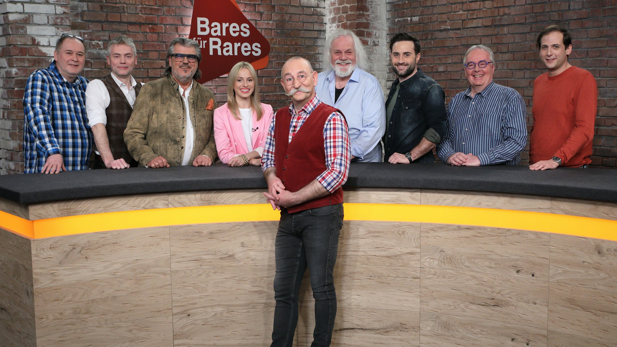 Das Händlerteam von „Bares für Rares“, inklusive Moderator Horst Lichter in der Mitte: Die ominöse Arztlampe ging am Ende für 200 Euro über den Tisch.