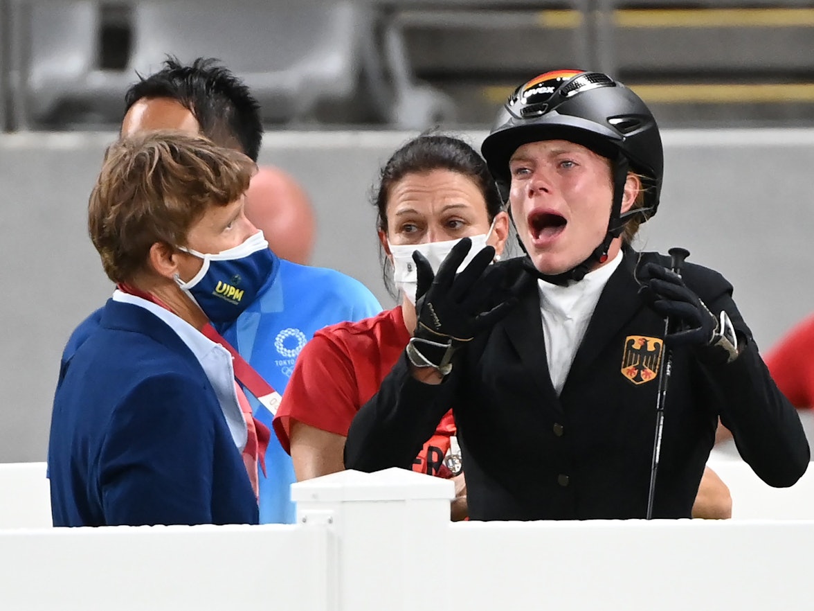 Annika Schleu (r) aus Deutschland weint bei Olympia, weil ihr Pferd mehrmals den Sprung verweigerte.