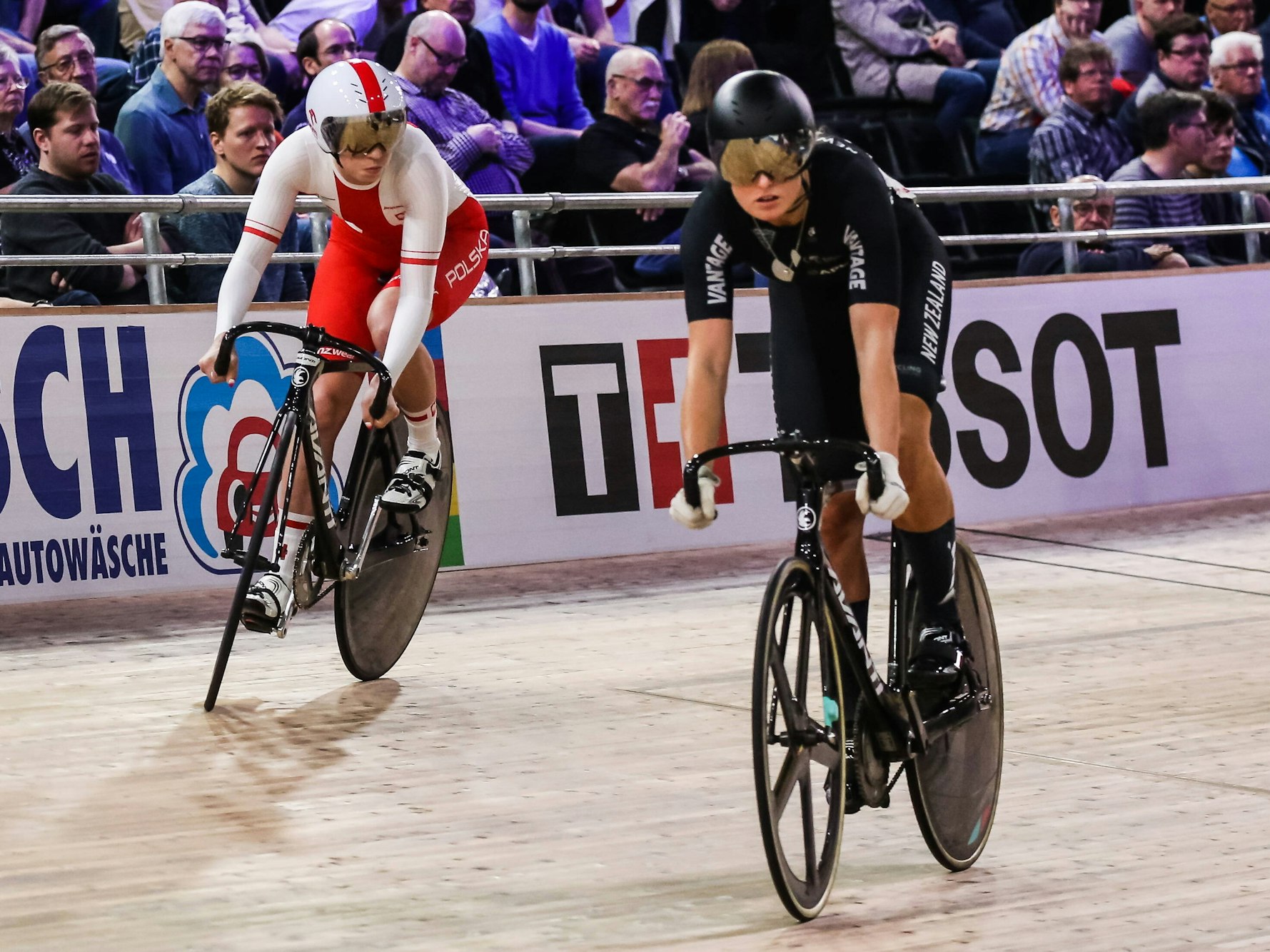 Polin Urszula Los und Olivia Podmore (r.) aus Neuseeland fahren bei den Weltmeisterschaften im Bahnradfahren auf der Wettkampfbahn in Berlin.