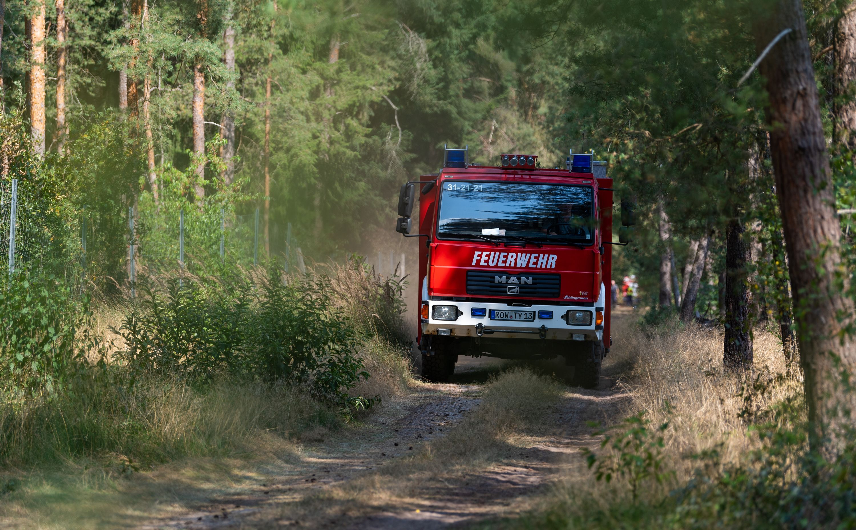 Die Rettungskräfte (hier bei einem anderen Einsatz in einem Wald) konnten dem Jungen nicht mehr helfen.