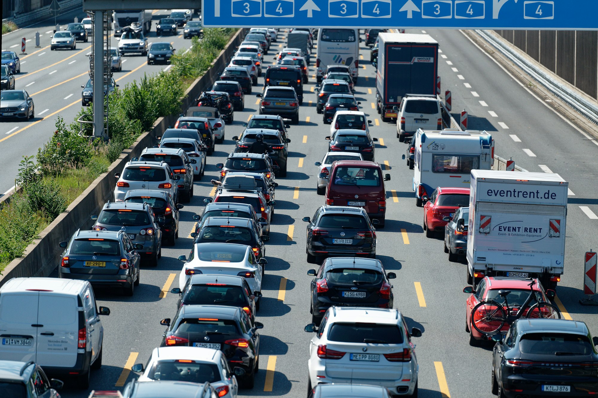Autos stauen sich auf der A3 Richtung Süden bei Köln.