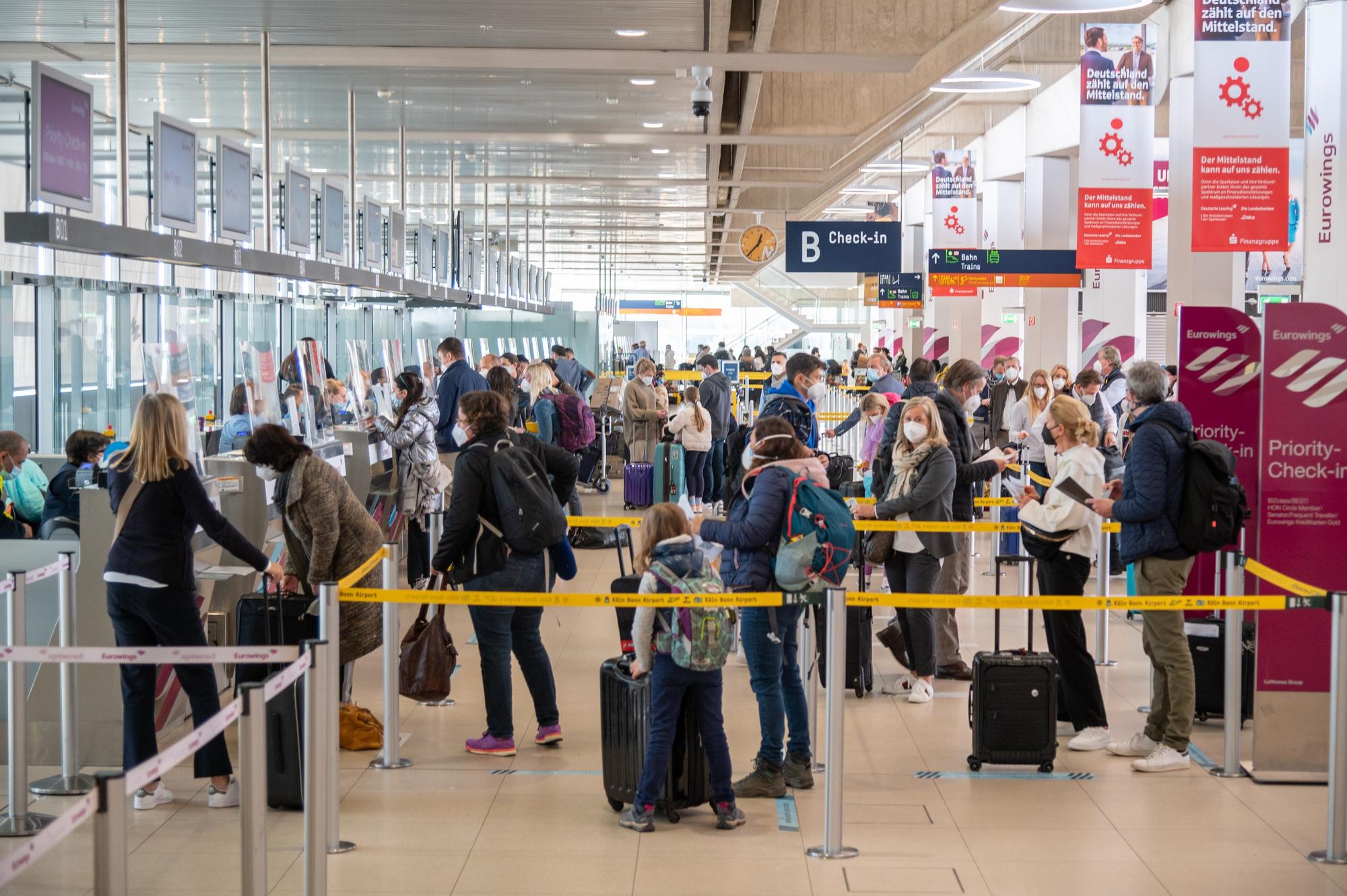Fluggäste beim Check-in am Flughafen Köln/Bonn.