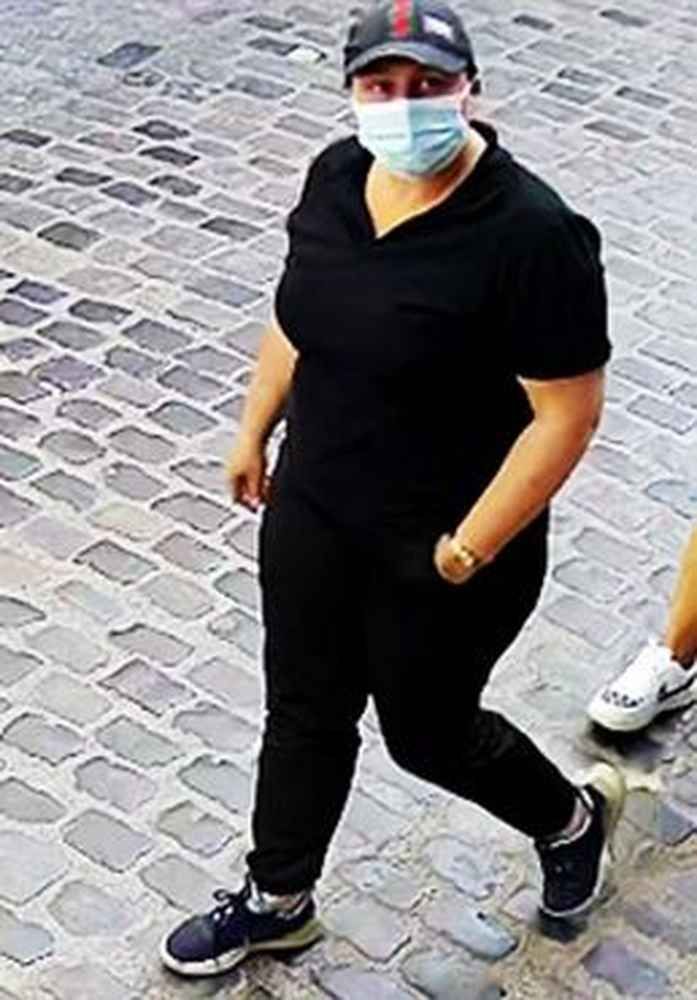 Eine der Frauen, nach denen die Polizei Köln nach Einbruch in der Salzgasse fahndet.